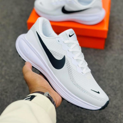 Nike Revolution 8 White